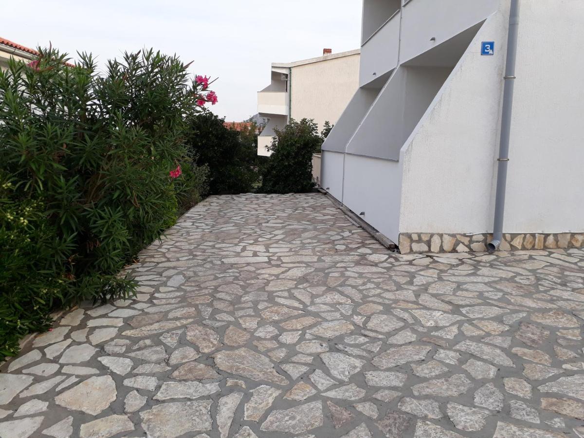 Apartments Sandi Pag Town Exterior photo